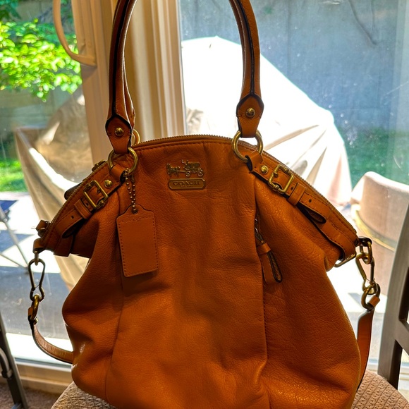 Original Coach bag. Used en perfect condition.mustard color, very attractive. - Picture 6 of 9